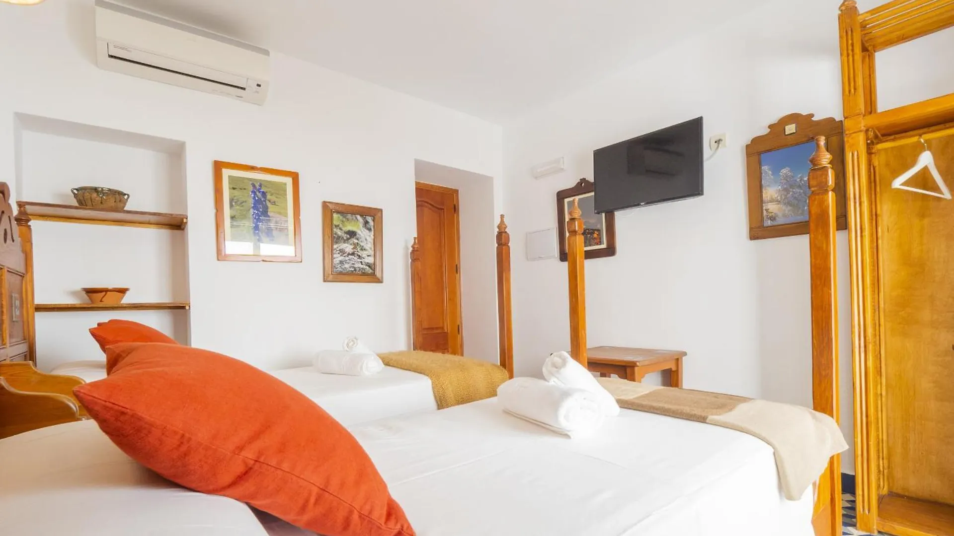 Cubo'S Hostal La Plaza Room 102 With Breakfast Tolox 0*,  Spain