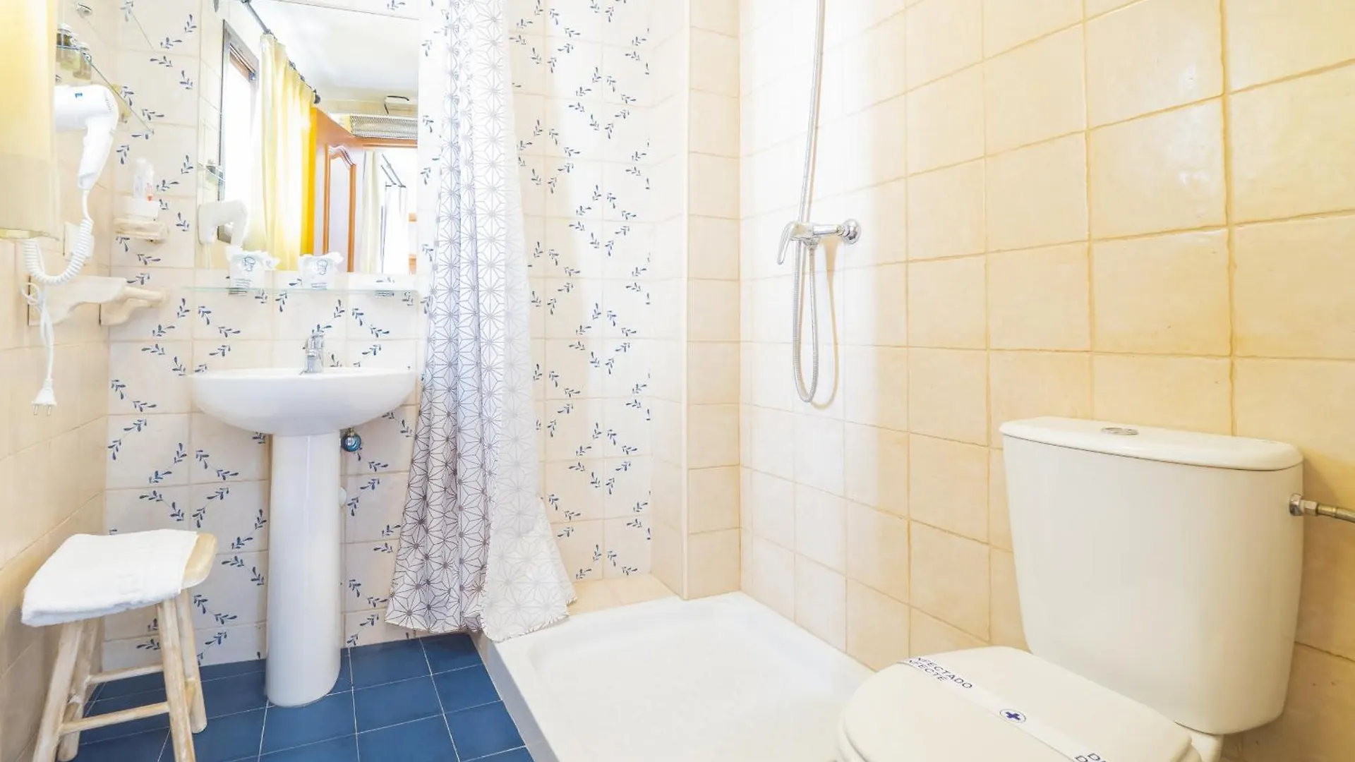 Cubo'S Hostal La Plaza Room 102 With Breakfast Tolox Spain