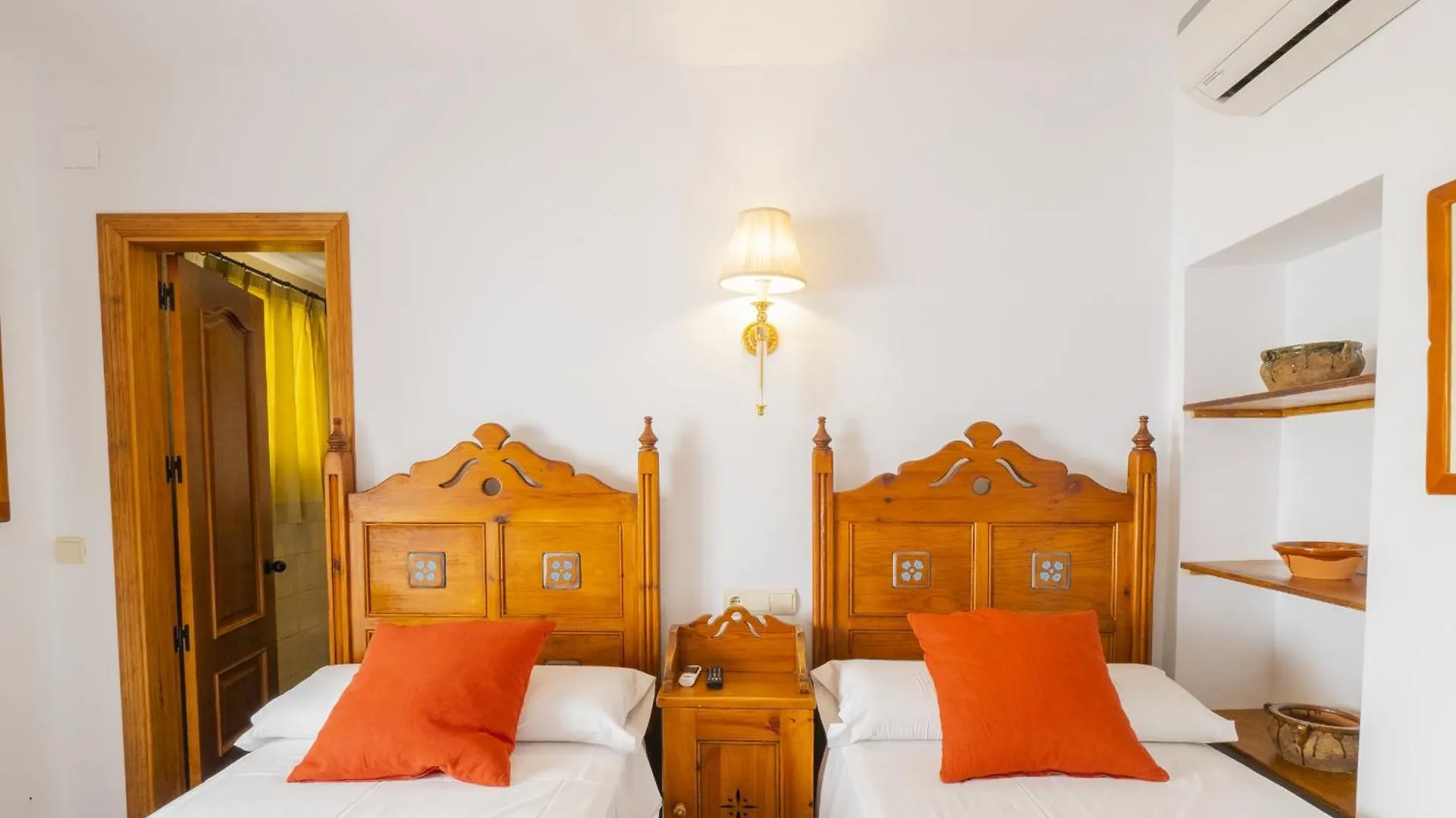 Cubo'S Hostal La Plaza Room 102 With Breakfast Tolox 0*,  Spain