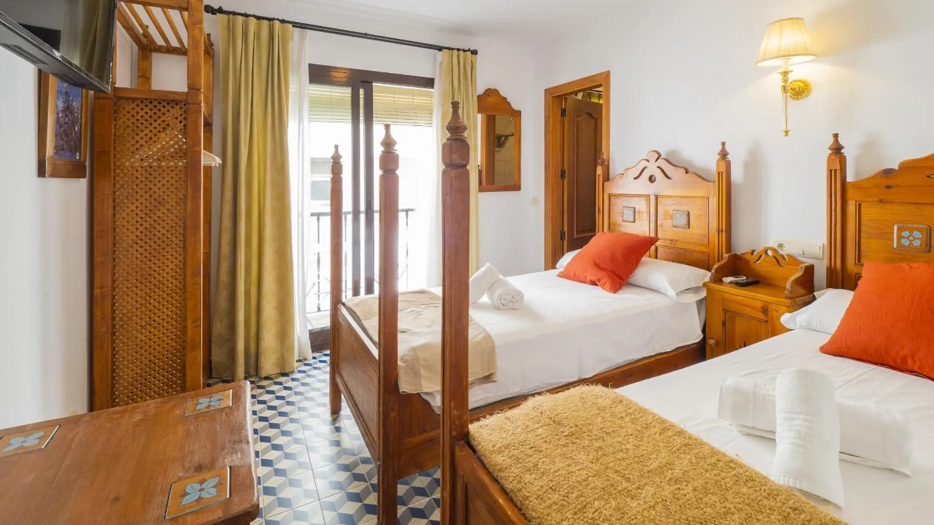 Cubo'S Hostal La Plaza Room 102 With Breakfast Tolox