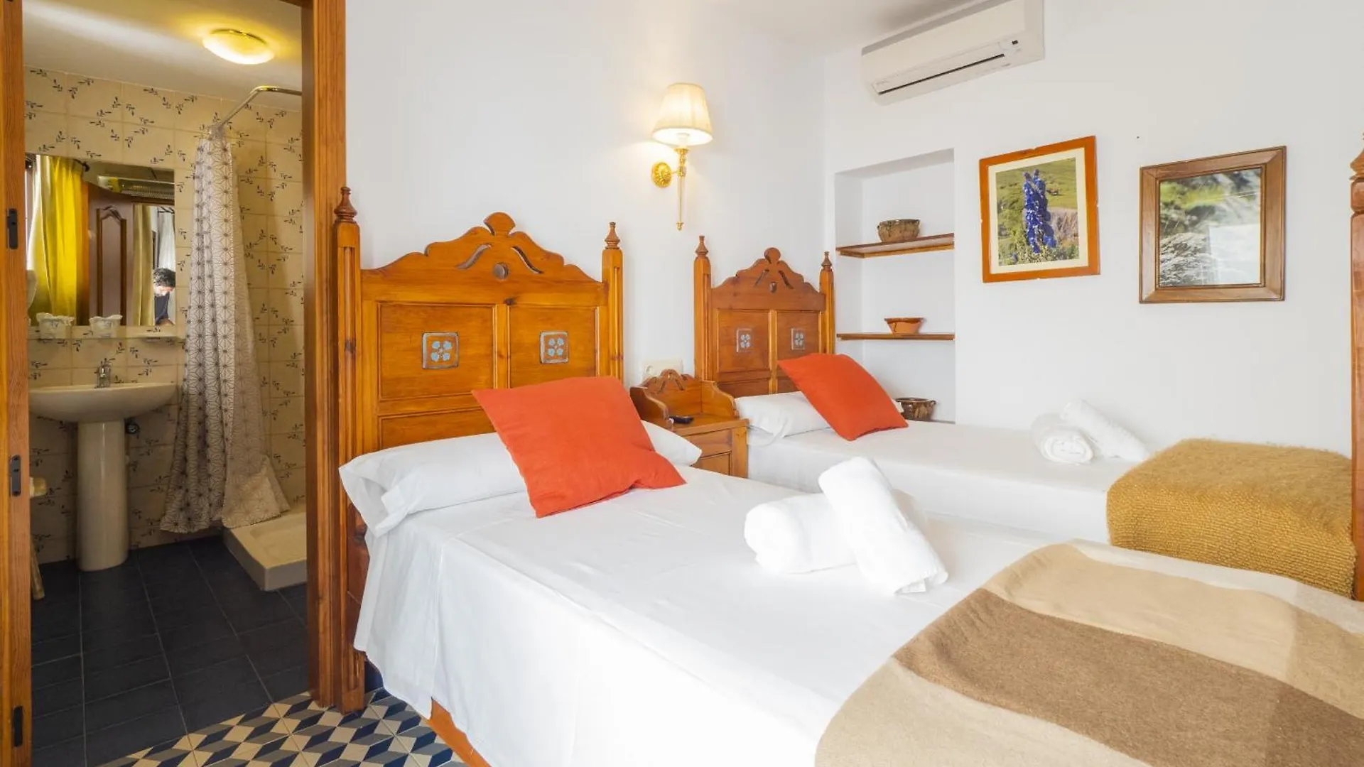 Cubo'S Hostal La Plaza Room 102 With Breakfast Tolox