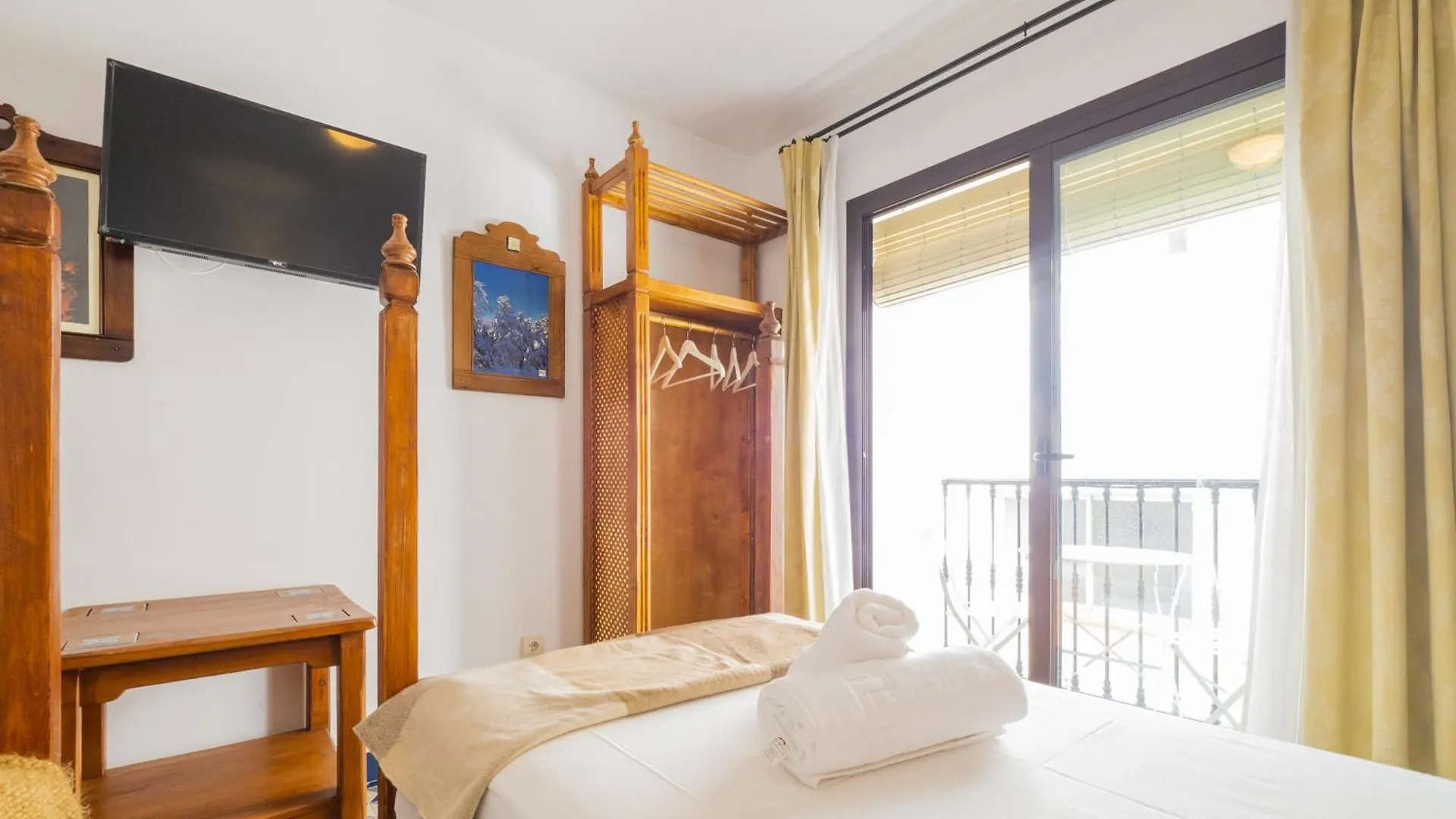 Cubo'S Hostal La Plaza Room 102 With Breakfast Tolox Spain